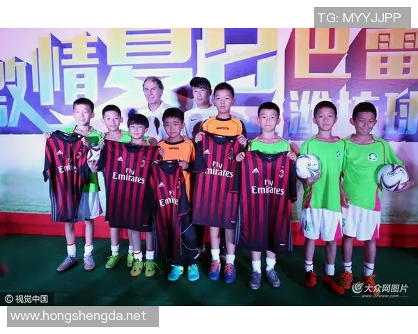 足球明星与中国粉丝亲密合影展现友谊与热情的美好瞬间 足球明星与中国粉丝亲密合影展现友谊与热情的美好瞬间