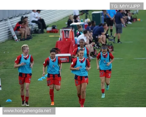 意甲足球明星与魅力美女的完美邂逅展现足球场外的浪漫风情 意甲足球明星与魅力美女的完美邂逅展现足球场外的浪漫风情